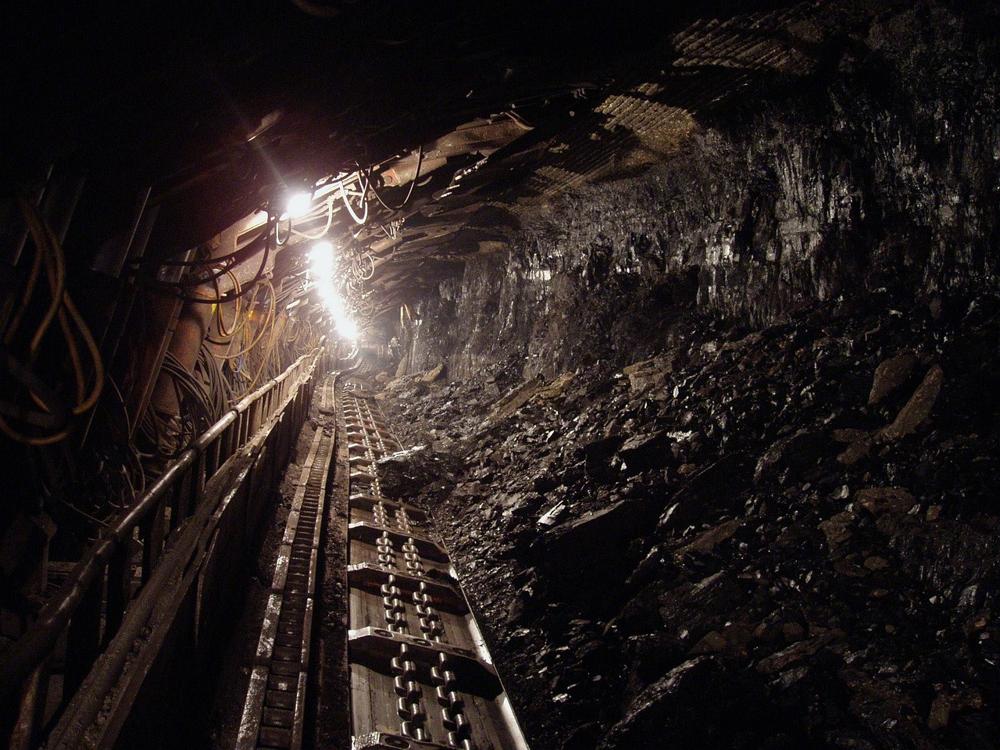 coal pile-5a3b64a419db4198ad60846a60d5bb24.jpg coal pile