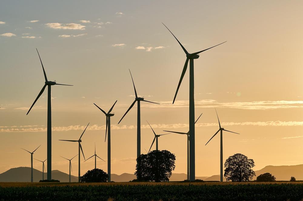 Jakie są odnawialne źródła energii i jak wpływają na środowisko oraz gospodarkę Polski